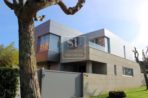 Chalet moderno con exclusiva ubicación!