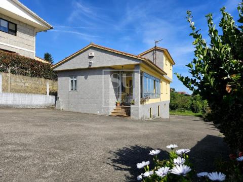 Casa con jardín en un entorno tranquilo, a solo 2 km de Sabarís y de las playas