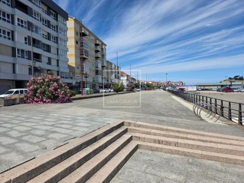 Local comercial en venta frente al puerto de Baiona